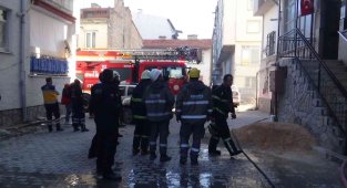 Kütahya'daki yangında 3 kişi dumandan etkilendi
