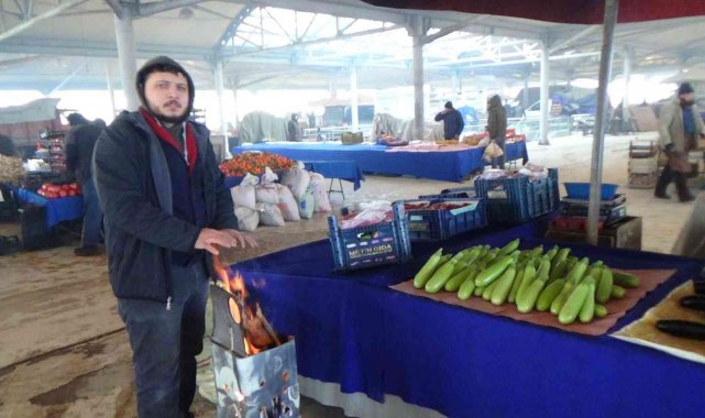 Kütahyalı pazarcılar tenekede ateş yakarak ısınıyor