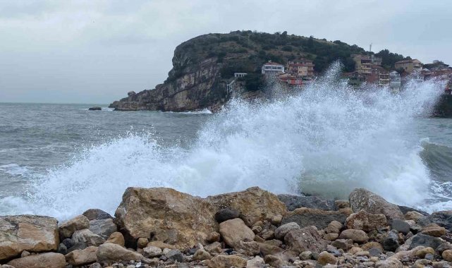 Kuvvetli fırtına dev dalgalar oluşturdu