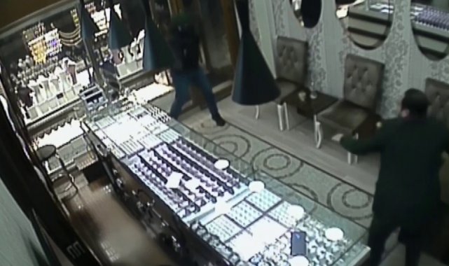 Kuyumcunun soyguncu tarafından vurulma anı güvenlik kamerasına yansıdı