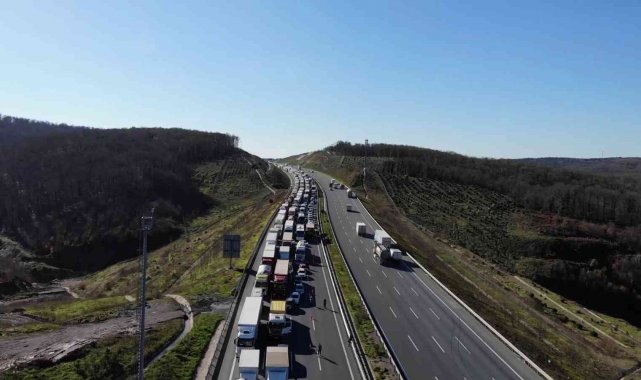 Kuzey Marmara'da Otoyolu'nda tır bariyerleri biçti, 4 şerit trafiğe kapatıldı