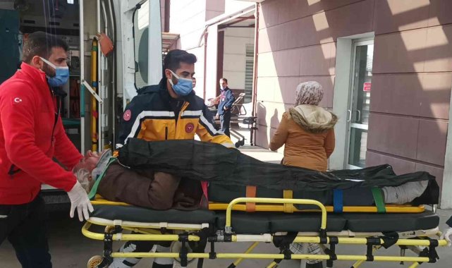 Lastiği patlayan kamyonet devrildi: 2 yaralı