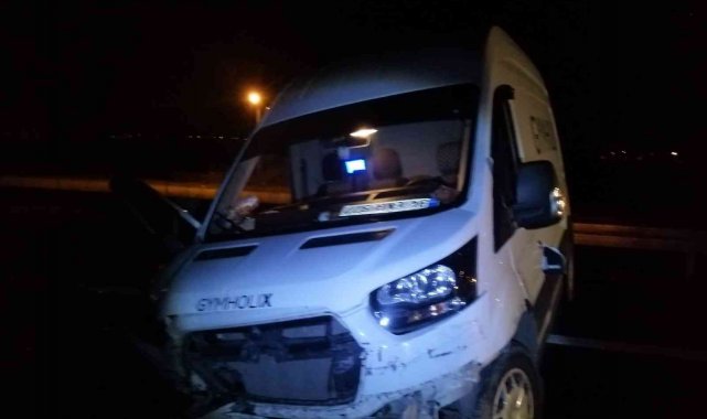 Lastiği patlayan minibüs bariyerlere çarptı: 1 yaralı