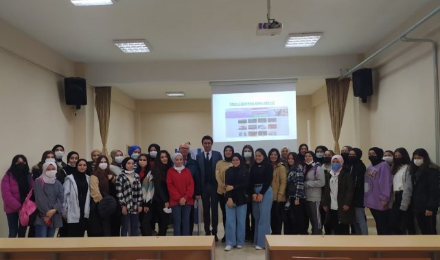 Lise öğrencileri Gediz Sağlık Hizmetleri MYO'da