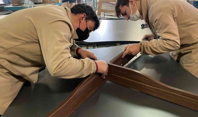 Lise öğrencileri, ilkokul öğrencileri için kolları sıvadı