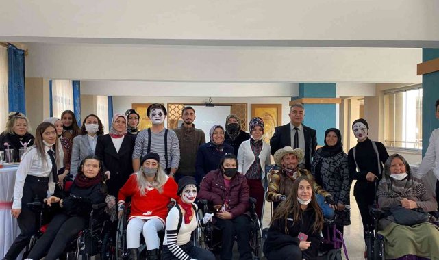 Lise öğrencilerinden engelliler için iyilik hareketi