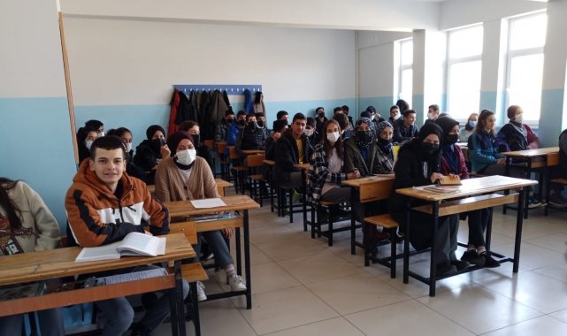 lise öğrencilerine Medya Okuryazarlığı semineri