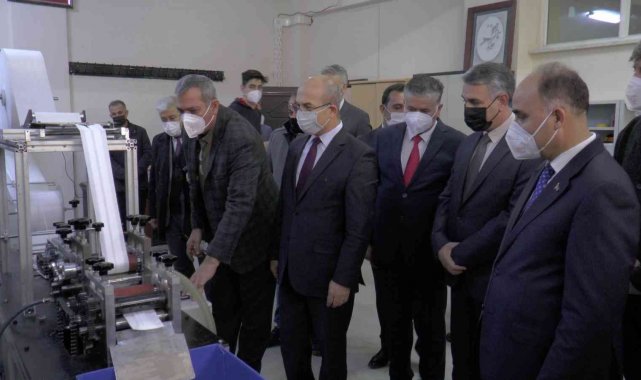 Lise öğrencilerinin yarı fiyatına yaptıkları maske makinasını tanıtıldı