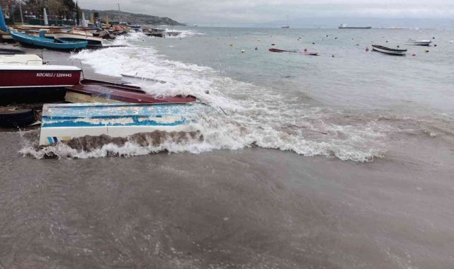 Lodos kayıkları alabora etti