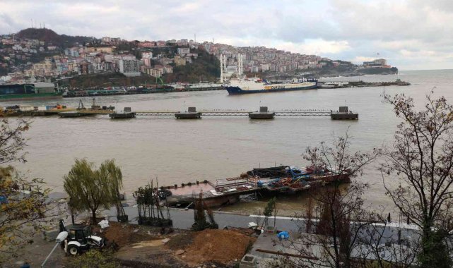 Lodos ve yağmurun ardından Zonguldak Limanı sarıya boyandı