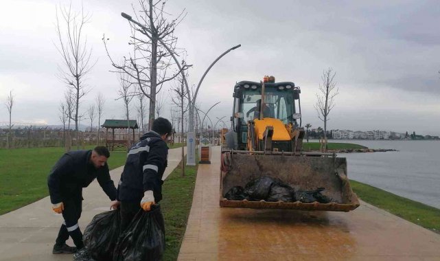 Lodosun ardından sahillerde 100 kamyon atık toplandı