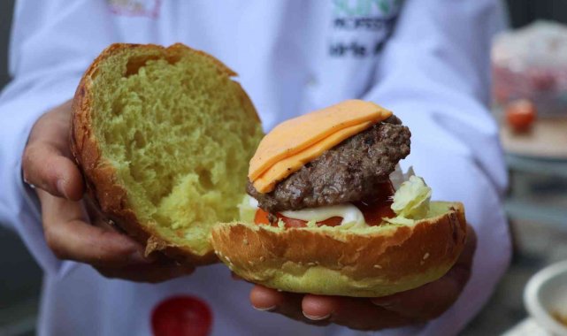 Lösemi tedavisi gören çocuklara hamburger ve hijyen kiti dağıtıldı