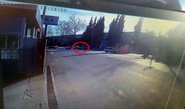 Lüks otomobil, karşı yönden gelen otomobille çarpıştı