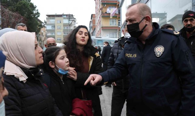 Mahalleli yol kapattı, polis "Suç işlemeyin" diye uyardı