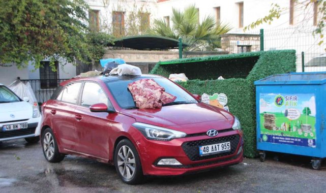 Mahallelinin yasak parka tepkisi: Saatlerce kaldırılmayan otomobilin üzerini çöplüğe çevirdiler