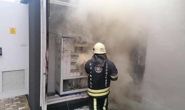 Mahalleyi besleyen trafo patlayıp alev alev yandı