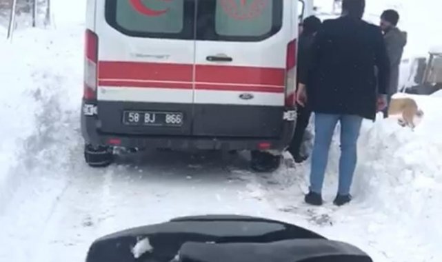 Mahsur kalan ambulansı iş makinesi