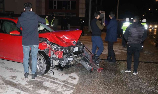 Makas atan araçtan kaçarken minibüsle çarpıştı: 2 yaralı