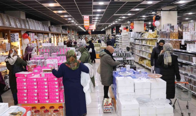 Malatya'da mağaza açılışında indirim izdihama neden oldu