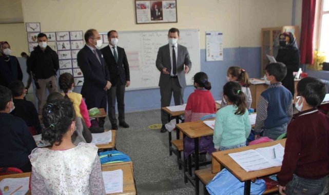 Malazgirt Kaymakamı Demirer, Danışmendgazi İlkokulunu ziyaret etti