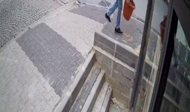 Maltepe'de esnafa hırsız şoku: Yoldan geçerken saksıyı çaldı