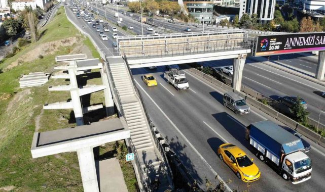 Maltepe'de filmlere konu olacak üst geçit: çıkışı var inişi yok, 3 yıldır yapılmıyor