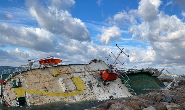 Maltepe'de fırtınada karaya oturan gemi kurtarılmayı bekliyor