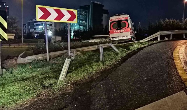 Maltepe'de önüne otomobil çıkan ambulans bariyeri aşıp yoldan çıktı