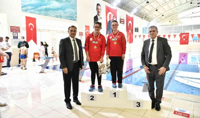 Mamak'ta Engelliler Günü'ne özel yüzme yarışı