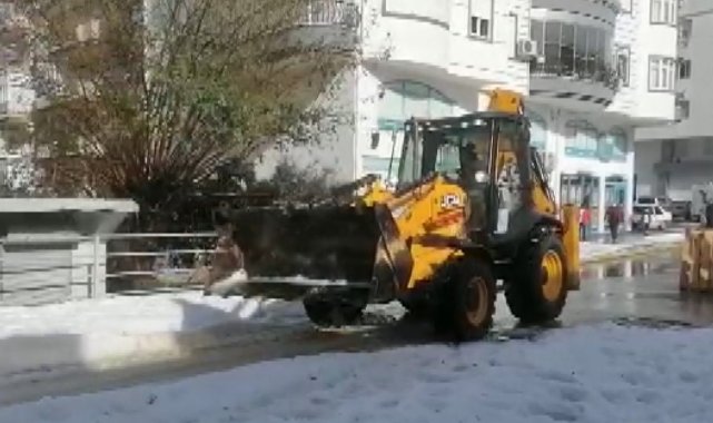 Manavgat&#039;ta dolu yağışı sonrası kapanan yol ulaşıma açıldı