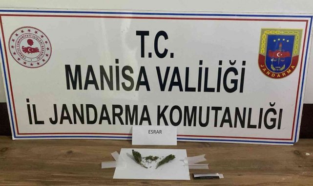 Manisa'da araç içinde uyuşturucuyla yakalanan şahıslar gözaltına alındı