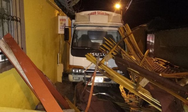 Manisa'da fırtına çatıyı uçurdu