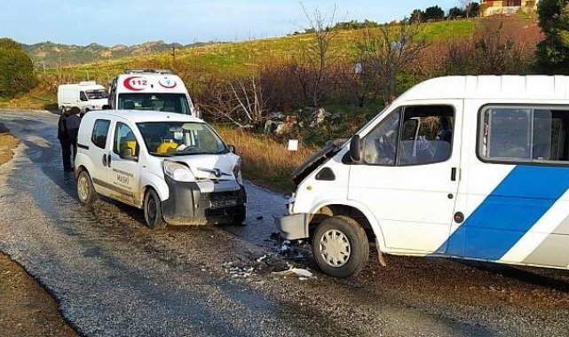 Manisa'da iki araç kafa kafaya çarpıştı: 5 yaralı