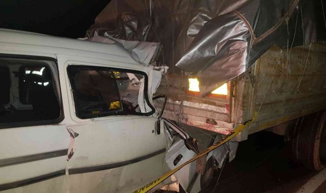 Manisa'da minibüs tıra arkadan çarptı: 2 ölü