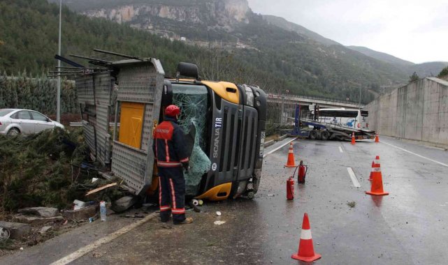 Manisa&#039;da yağış kaza getirdi, 300 metre arayla iki tır kaza yaptı: 3 yaralı
