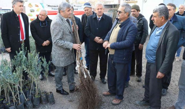 Manisalı üreticilere fidan desteği devam ediyor