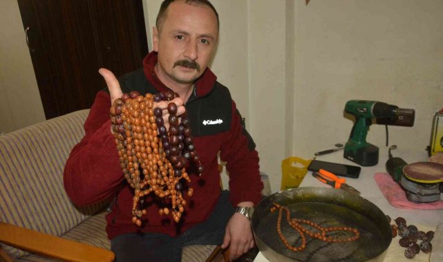 Manyetik kumdan yaptığı tespihleri yurt içi ve yurt ve dışında satıyor