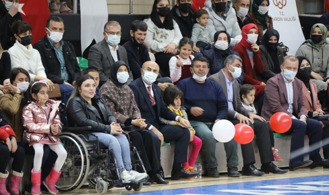 Mardin'de engeliler ve aileleri Metin Şentürk konseriyle eğlendi