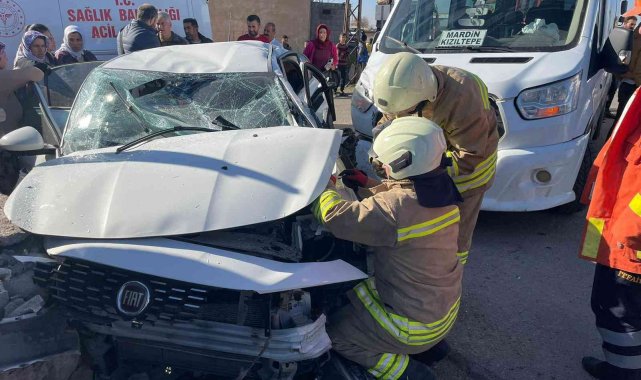 Mardin'de minibüs ile otomobil çarpıştı: 2'si çocuk 6 yaralı