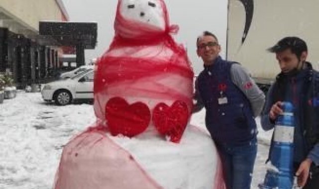 Market çalışanları 2,5 metre uzunluğunda kardan gelin yaptı