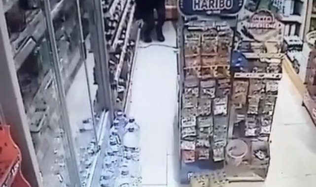 Markete giren hırsız, iş yeri sahibi tarafından sopayla kovalandı