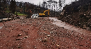 Marmaris’te sağanak yağış nedeniyle yollar kapandı, iş yerlerini su bastı.
