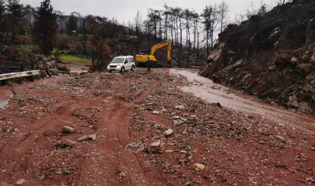 Marmaris’te sağanak yağış nedeniyle yollar kapandı, iş yerlerini su bastı.