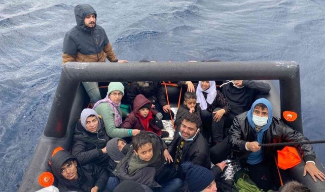 Marmaris'te 17 düzensiz göçmen kurtarıldı