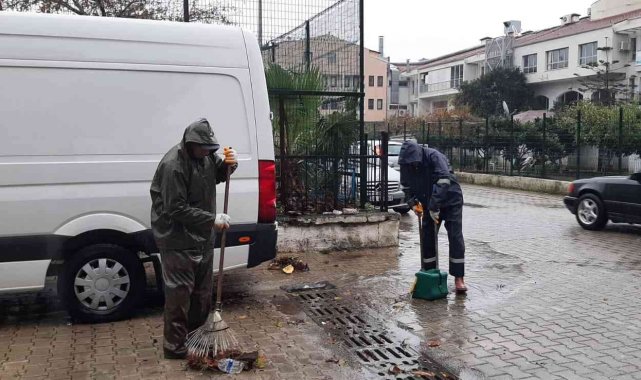 Marmaris'te belediye ekiplerinden yağmur mesaisi