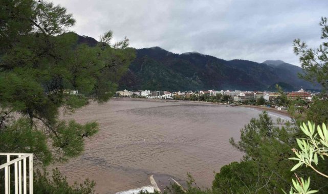 Marmaris&#039;te denizin rengi kahverengiye dönüştü