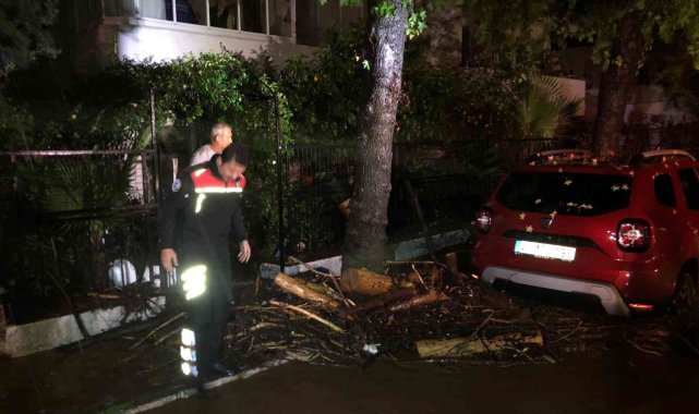 Marmaris'te sağanak yağış hayatı felç etti