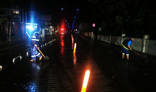 Marmaris'te sağanak yağış sonrası cadde ve sokaklar sele döndü