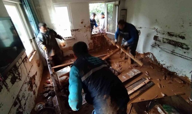 Marmaris'te selden zarar gören evlerde temizlik çalışması devam ediyor