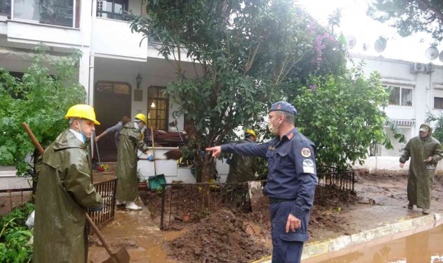 Marmaris'teki sel bölgesinde temizlik çalışmaları devam ediyor